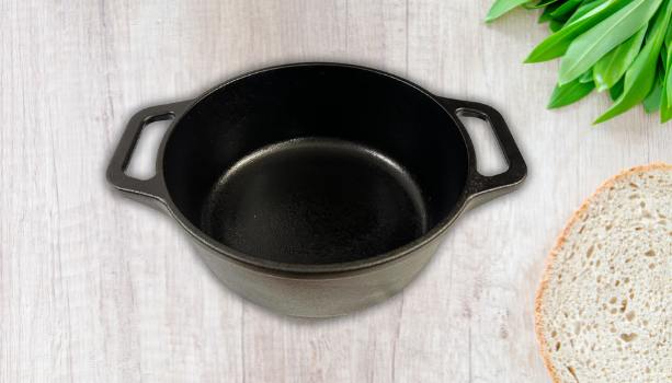 Victoria 4-Quart Cast Iron Dutch Oven